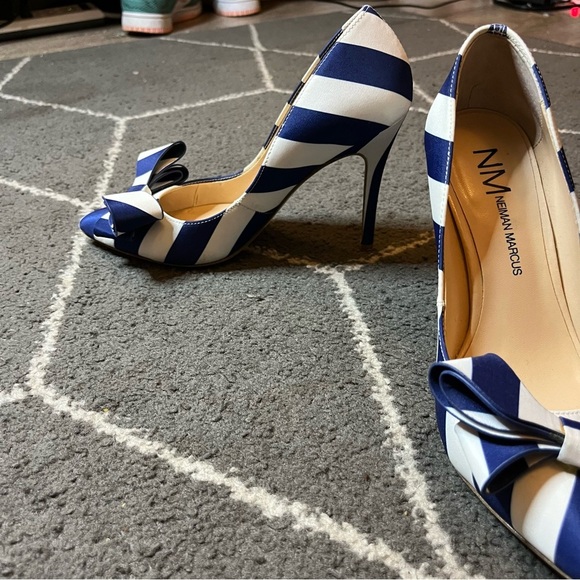 Neiman Marcus Blue and White Striped Heels Size 6 - Picture 4 of 7